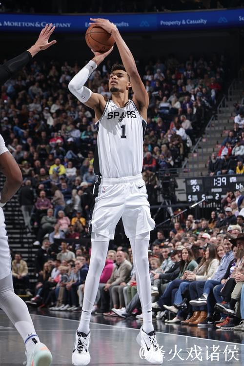 文班表现挣扎仅得6分 马刺惜败雷霆 开拓者险胜快船 文班表现挣扎仅得6分 马刺惜败雷霆 开拓者险胜快船